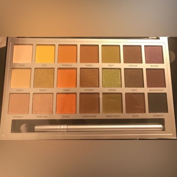 Eyeshadow Palette - Picture 4 of 4